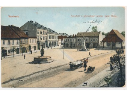 57 - Rychnovsko, Vamberk, oživené náměstí s pomníkem J. Husa, cca 1908