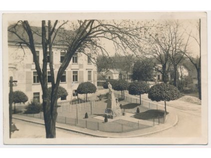 57 - Rychnovsko, Doudleby nad Orlicí, partie u pomníku, cca 1929