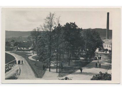 57 - Rychnovsko, Doudleby nad Orlicí, továrna, oživené ulice, cca 1930