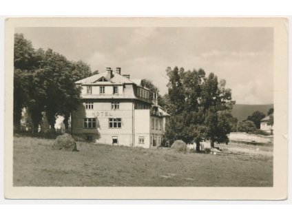 57 - Rychnovsko, Rokytnice v Orlických horách, partie u Hotelu, cca 1951
