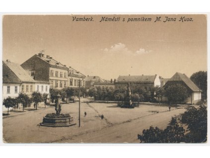 57 - Rychnovsko, Vamberk, Náměstí s pomníkem J. Husa, cca 1922