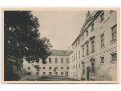 49 - Praha, Tyršův dům, Přední nádvoří, cca 1930