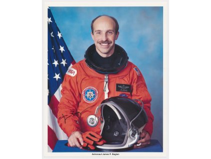 Bagian James (1952), americký astronaut,oficiální portrétové foto s podpisem