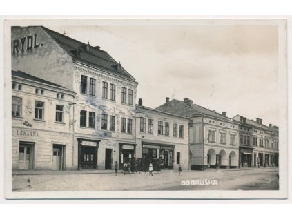 57 - Rychnovsko, Dobruška, oživená partie před Hotelem Rýdl, cca 1934