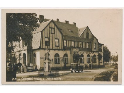 57 - Rychnovsko, Malá Čermná, oživená partie u Hotelu "U Dobré nálady", cca 1932
