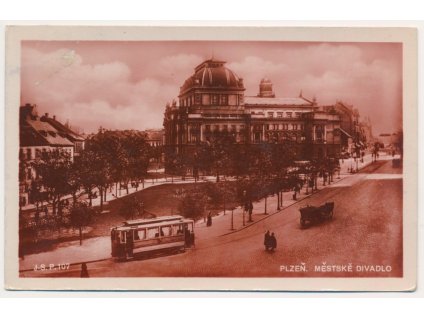 47 - Plzeň, oživený pohled na Městské divadlo, tramvaj, cca 1931