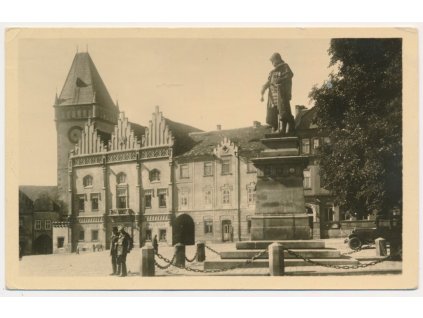 64 - Tábor, Žižkův pomník, v pozadí gotická radnice, cca 1956