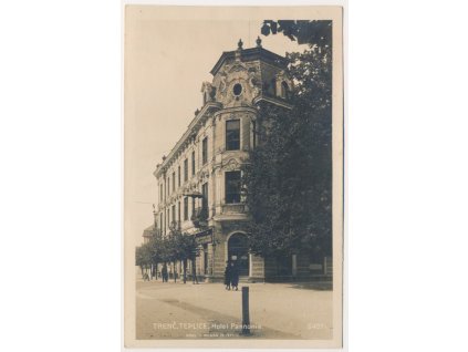 Slovensko, Trenčianské Teplice, oživená partie před hotelem Pannonia, cca 1930