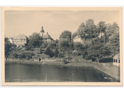 57 - Rychnovsko, Rokytnice v Orlických horách, pohled od rybníku, cca 1947