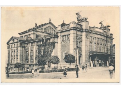20 - Jablonec nad Nisou, oživená partie před divadlem, cca 1945