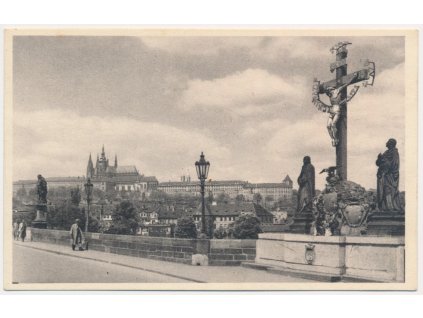 49 - Praha, oživená partie u kříže na Karlově mostě, cca 1945