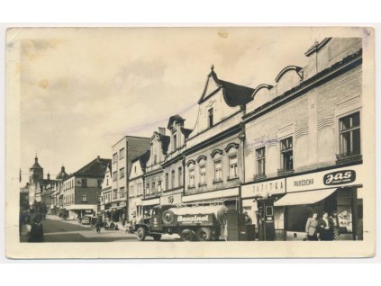 17 - Havlíčkův Brod, oživená partie u čerpací stanice s cisternou na benzin, cca 1952