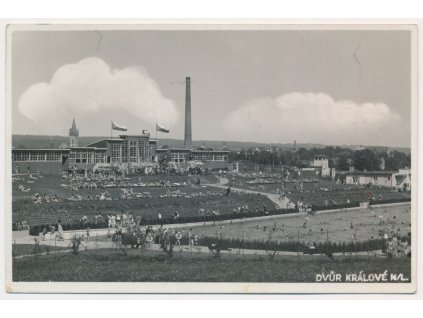 66 - Trutnovsko, Králové Dvůr nad Labem, lidé na koupališti, cca 1938