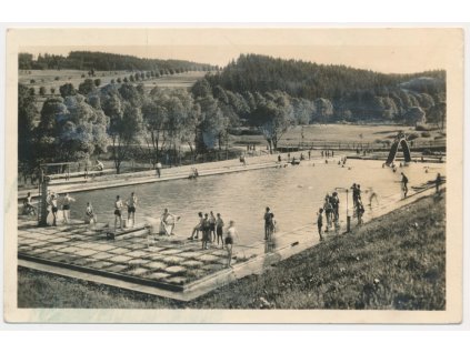 70 - Orlickoústecko, Česká Třebová, lidé na koupališti, cca 1950