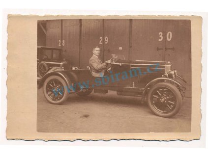 49 - Praha, Holešovice, automobilismus, oživený záběr před garážemi...