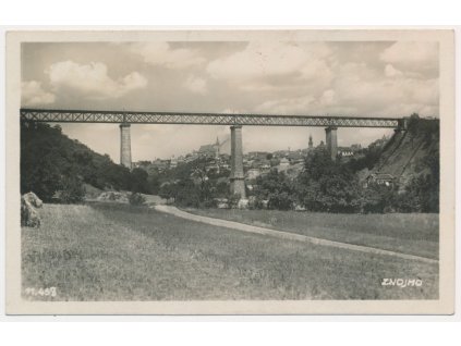 74 - Znojmo, pohled na viadukt, v povzálí město, cca 1931