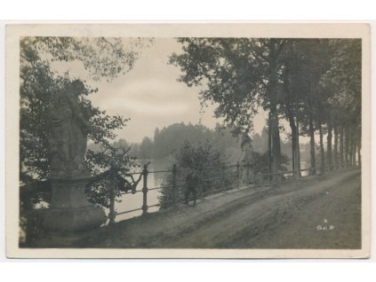 24 - Jindřichohradecko, Chlum u Třeboně, Hejtmanská hráz, oživená partie, cca 1928