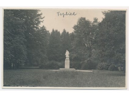 65 - Teplice, partie z parku s pomníkem, foto Trokan, cca 1935