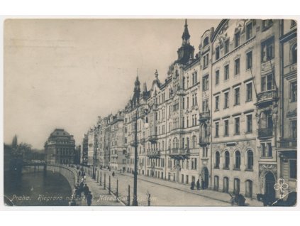 49 - Praha, oživené Riegrovo nábřeží s Národním divadlem, cca 1924