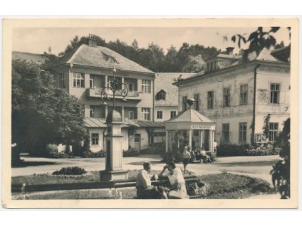 32 - Liberecko, Lázně Libverda, oživená partie z kolonády, cca 1951