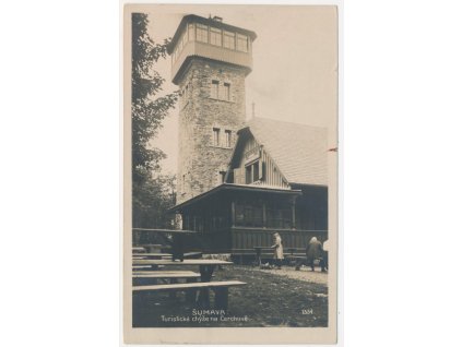 15 - Domažlicko, Čerchov, oživená partie před turistickou chýší a rozhlednou, cca 1938