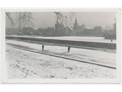 49 - Praha, Staroměstské mlýny, oživená zimní partie, cca 1945