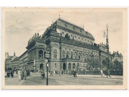 49 - Praha, oživená partie před Národním divadlem, cca 1937