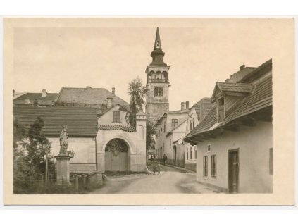 57 - Rychnovsko, Dobruška, oživená partie s domy a Starobylou radnicí, cca 1949