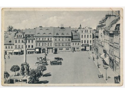 11 - Česká Lípa, oživené náměstí s automobily, cca 1936, lom v růžku