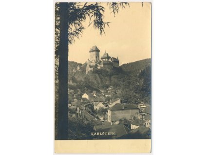 02 - Berounsko, Karlštejn, pohled na hrad a domy v podhradí, cca 1958