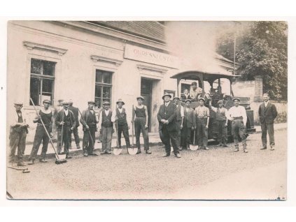 12 - České Budějovice, stavba silnice před Okresním ústavem, cca 1925