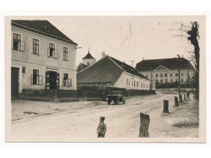 67 - Třebíčsko, Myslibořice, oživená Hlavní ulice, obchod..., ca 1930