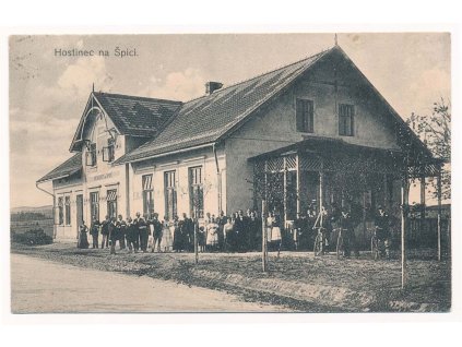 38 - Náchodsko, Horní Radechová, oživená partie před hostincem, cca 1910