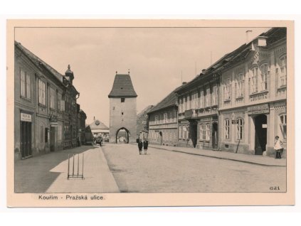 29 - Kolínsko, Kouřim, oživená Pražská ulice, reklamy, obchody, cca 1945