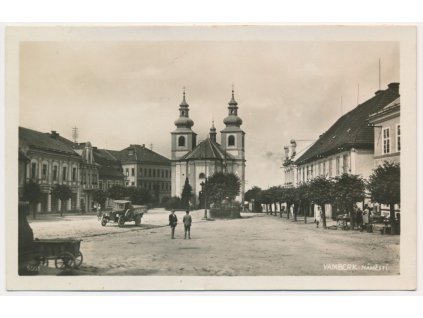 57 - Rychnovsko, Vamberk, oživené náměstí s automobilem, cca 1932