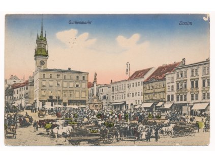 74 - Znojmo, okurkové trhy, oživená partie z náměstí, cca 1919