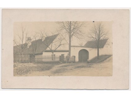 12 - Českobudějovicko, Všemyslice, oživená partie před statkem, cca 1930