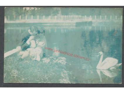 Pár s labutí, cca 1920