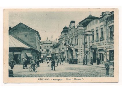 Ukrajina, Užhorod, oživená partie před hotelem Zlatá koruna, obchody, lidé, 1934