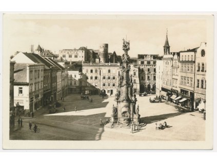 24 - Jindřichův Hradec, pohled na oživené náměstí, cca 1953