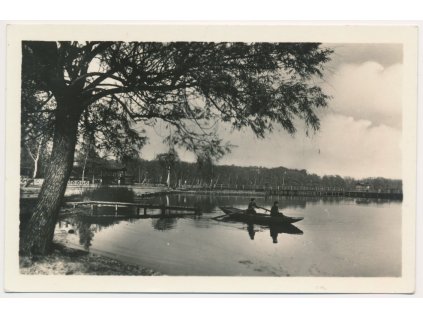 09 - Chomutov, oživená partie s loďkou na rybníku, cca 1950