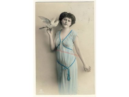 Dívka s holubicí, cca 1912