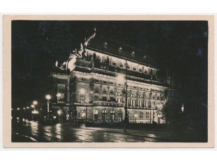 49 - Praha, Národní divadlo při slavnostním osvětlení, cca 1945