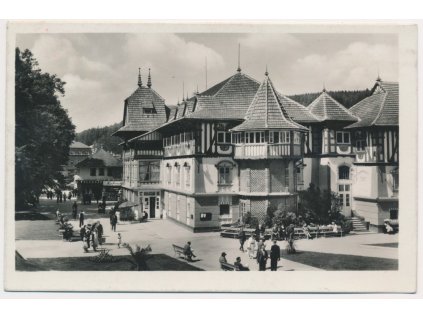 73 - Zlínsko, Luhačovice, Janův dům, oživená partie z kolonády, cca 1941