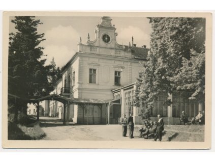 47 - Plzeňsko, Lázně Letiny, oživená partie před lázněmi, cca 1950