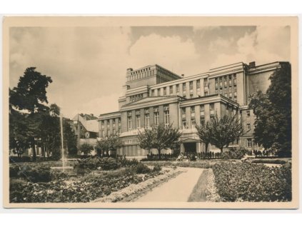 65 - Teplice, partie před divadlem, cca 1953