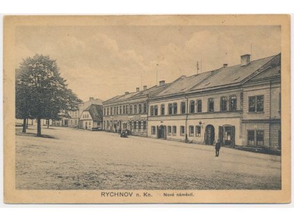 57 - Rychnov nad Kněžnou, oživená partie před hostincem, cca 1924
