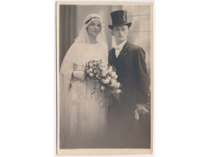 Ateliérové foto nevěsty a ženicha v cylindru, cca 1930