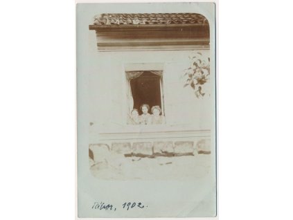 Foto tří dívek v okně domu v Táboře, 1902