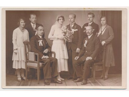 Skupinové foto novomanželů se svatebčany, cca 1931